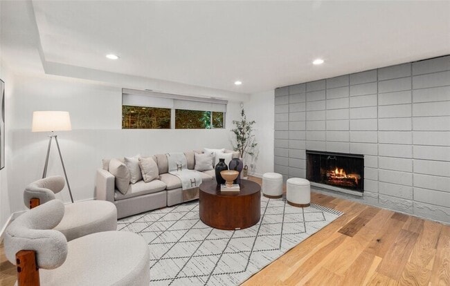 Building Photo - 201 165th Ave NE