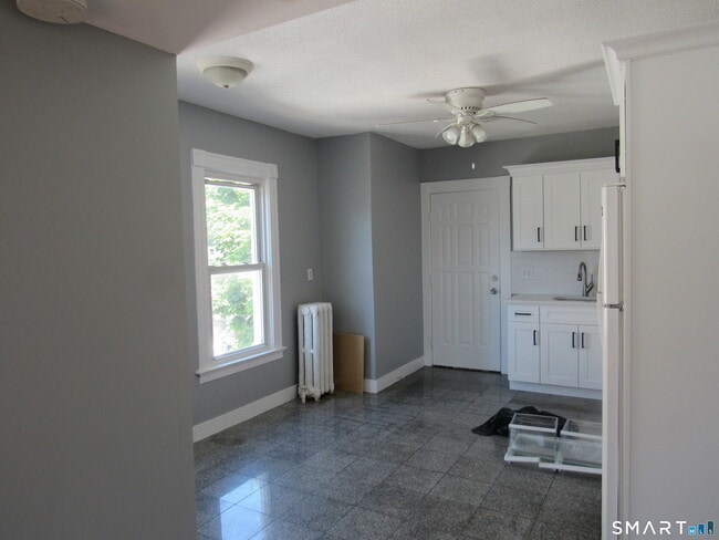 Building Photo - 69 Center St
