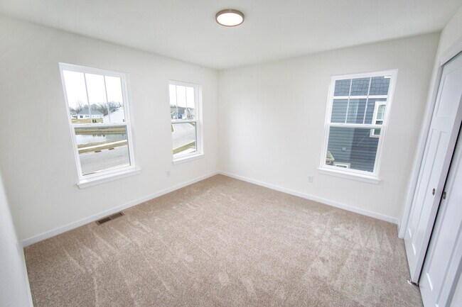 Building Photo - N116W7245 Oakmont Dr