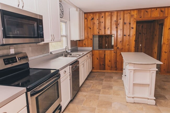 Building Photo - 4 Bed/2 Bath Home in Callahan, FL