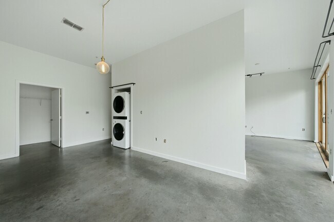 Building Photo - 333 Nelson St SW
