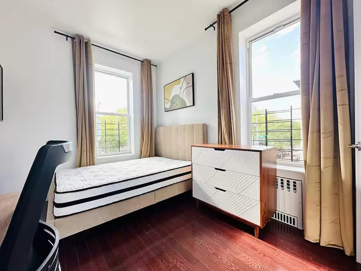 Building Photo - Crown Heights Room, HDTV, 24 min to Manhattan #537