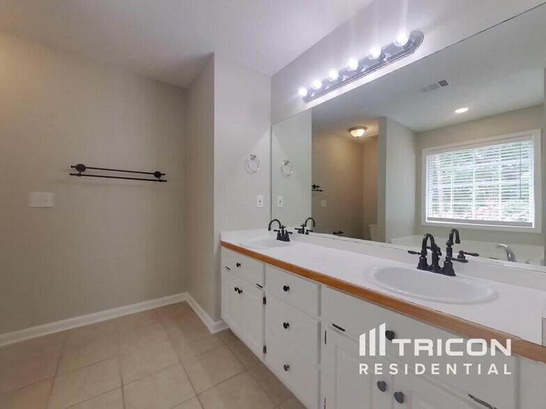 Building Photo - 407 Maple Ridge