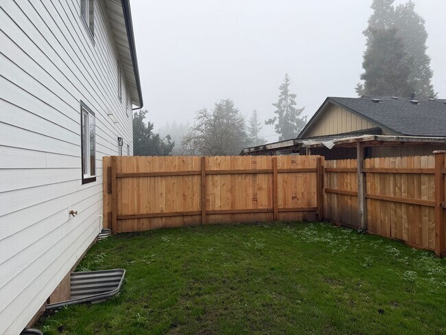 Building Photo - Brand new 3 bedroom 3 full bath townhouse in Thurston!