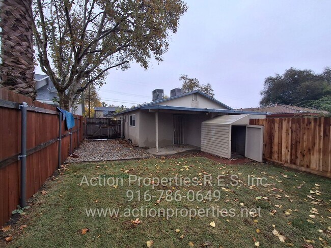 Building Photo - Central Roseville -Duplex 1 Bed, 1 Bath Duplex Large Fenced Yard, Gardener Included - No Laundry ...