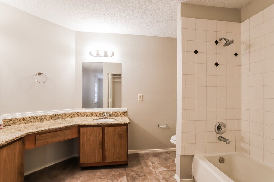Building Photo - 6395 Crossway Dr