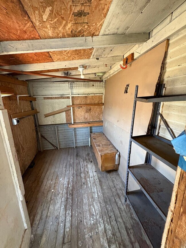 Building Photo - Dinuba Home Rent Ready !