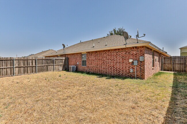 Building Photo - 3 Bedroom Duplex