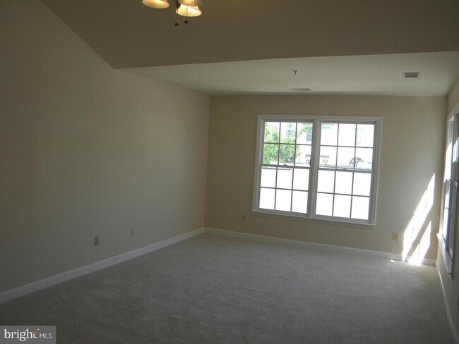Building Photo - 225 Deer Meadow Ln