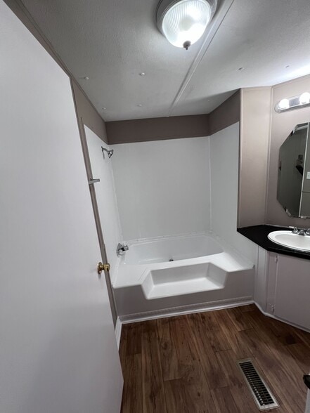 Building Photo - 750 Silent Valley Rd