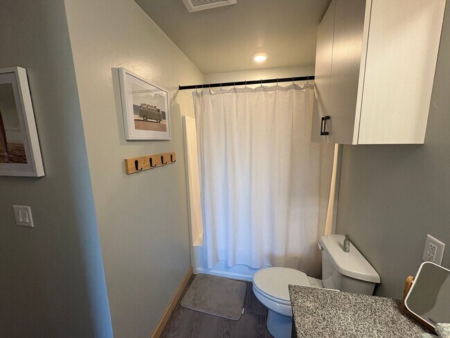 Building Photo - Furnished Condo Close to Compus