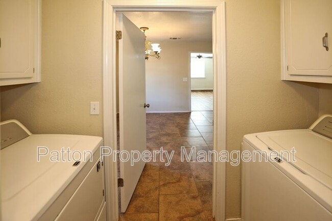 Building Photo - 2905 Salem Dr