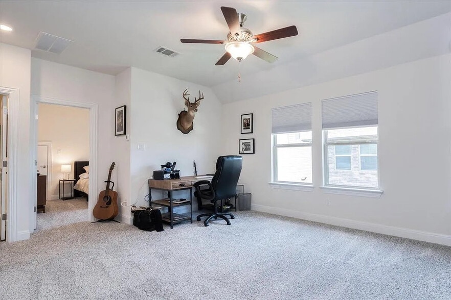 Building Photo - Room in House on Fresno Ave