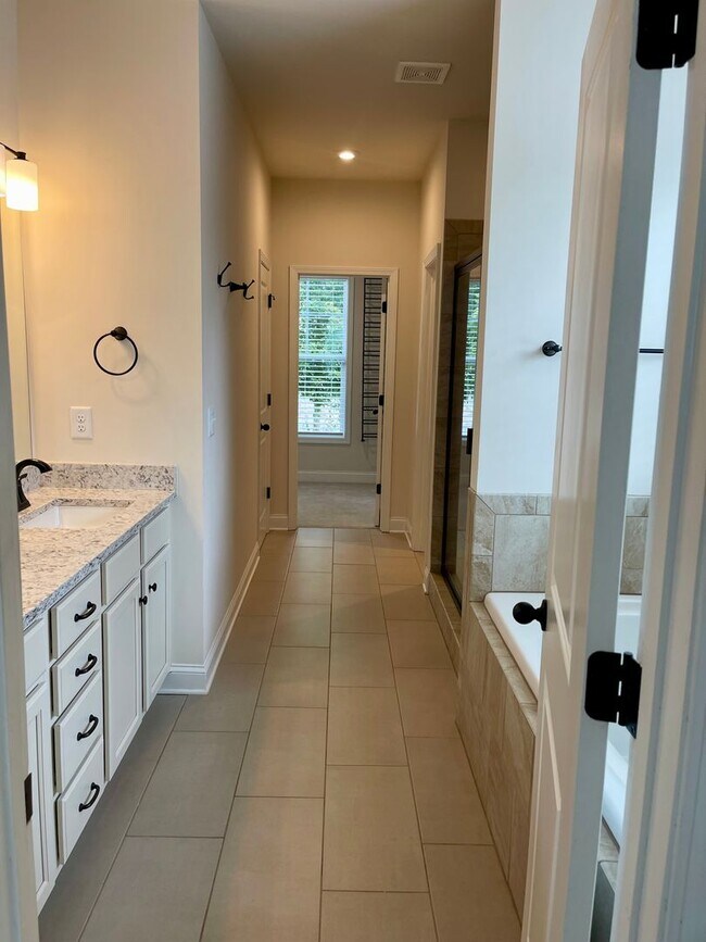 Building Photo - Gorgeous 5 bedroom 3.5 bath home in desira...