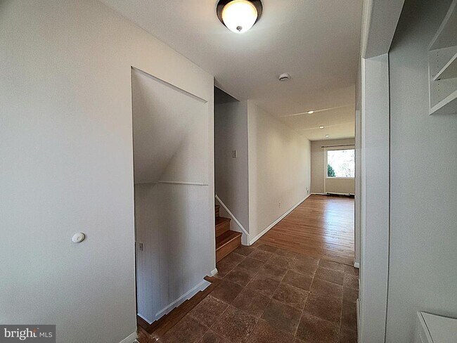 Building Photo - 702 W Edmonston Dr