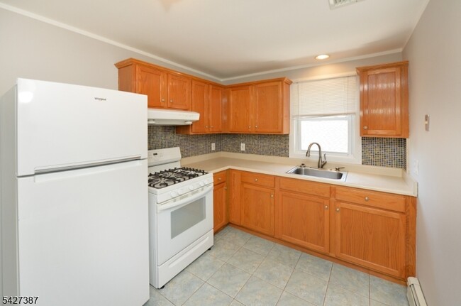 Building Photo - 142 Grand Ave