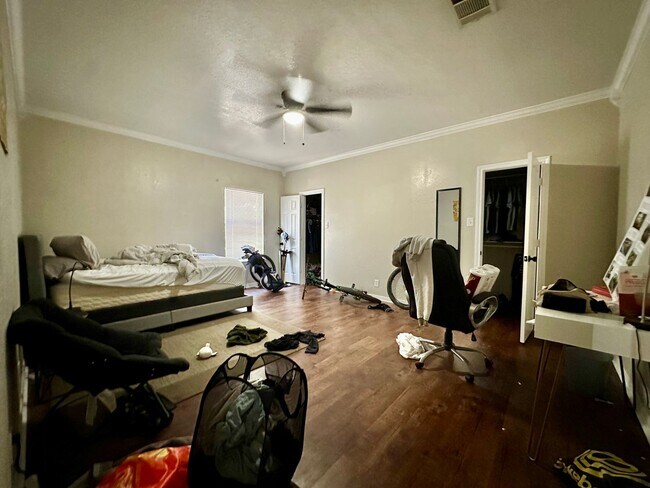 Building Photo - Spacious 4/2 Walking Distance to Baylor Campus & Minutes from Downtown!