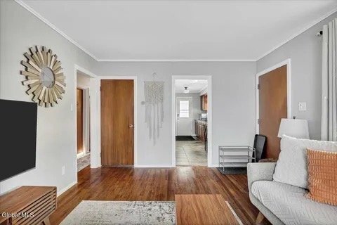 Building Photo - 37 Buell St