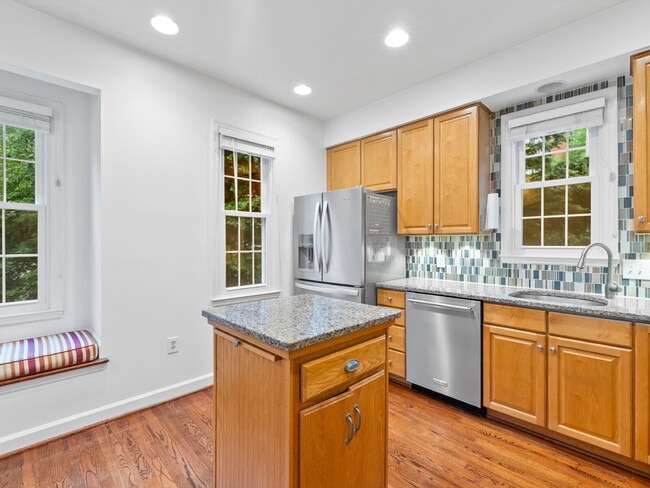 Building Photo - "Spacious 3-Bedroom Townhouse Retreat with...