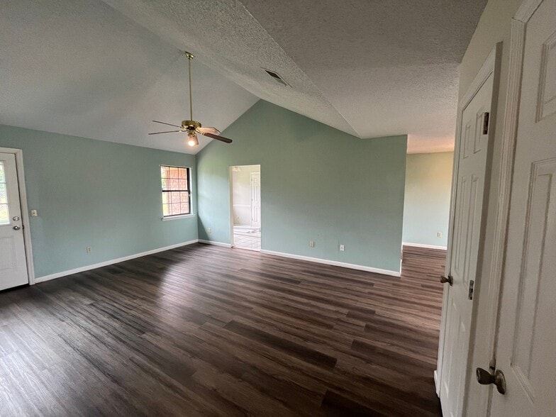 Building Photo - 907 Primrose Ln