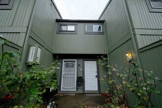 Building Photo - Charming 3 Bed 1.5 Bath Townhome in Wood Village!