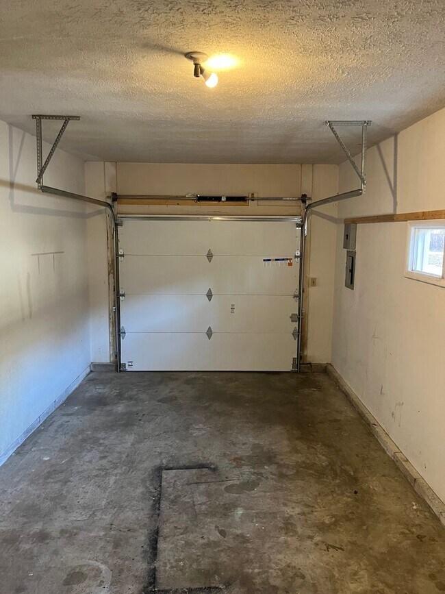 Building Photo - ADORABLE 3 BEDROOM HOUSE- FENCED BACK YARD