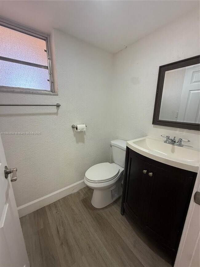 Building Photo - 8860 Fontainebleau Blvd