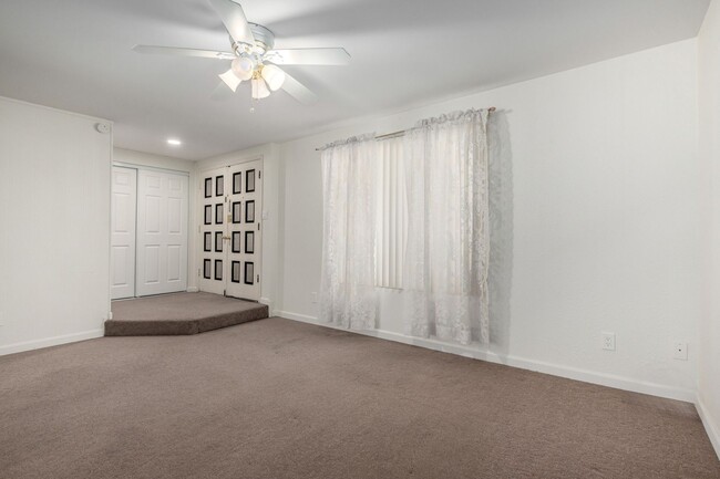 Building Photo - Charming 3 bedroom townhouse in Glendale!