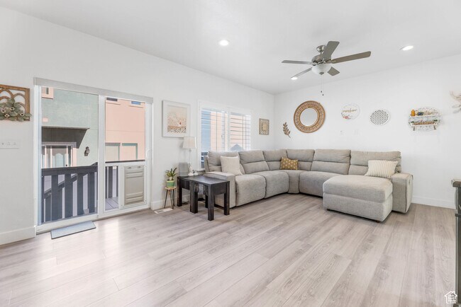 Building Photo - 4713 E Lk Cor Dr