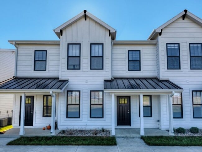 Building Photo - Cove at Prairie Trail Townhomes - Lake View Interior Unit
