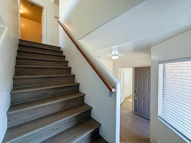 Building Photo - For Rent: Spacious 3 Bed, 2.5 Bath Home with Den & Bonus Room!