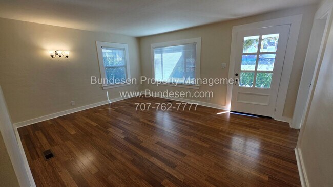 Building Photo - Charming Mid-Century Bungalow & Updated Co...