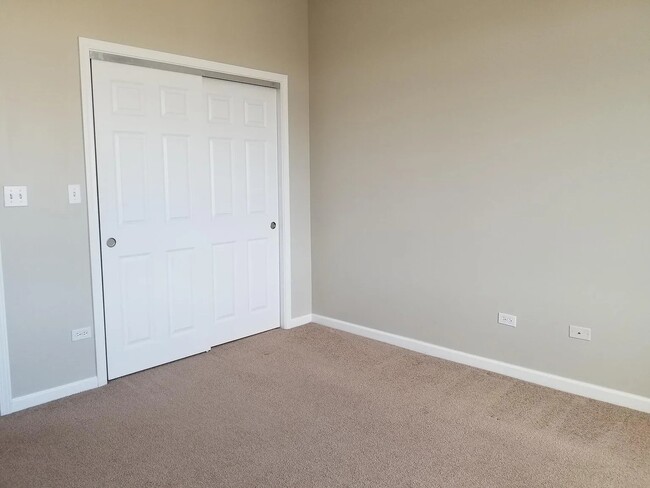 Building Photo - 5036 W Pensacola Ave