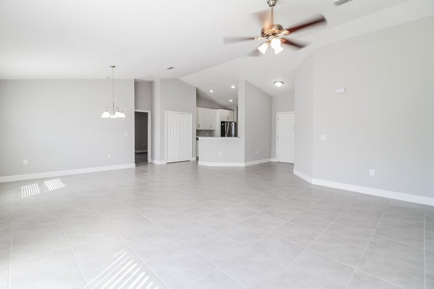 Building Photo - 8 Bradford Ct