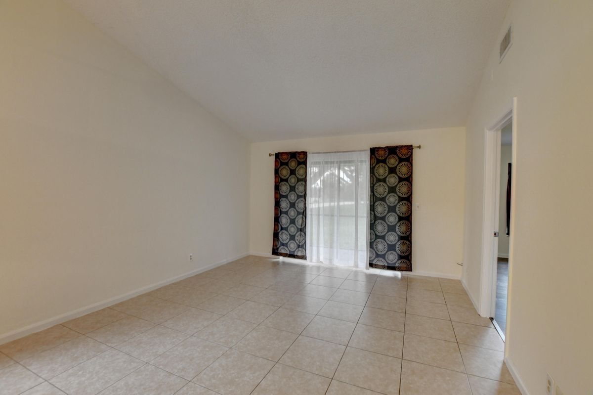 Building Photo - 499 Hardwood Pl