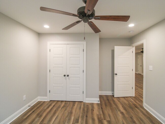Building Photo - Nice Townhome in Athens City! $250 Amenity...