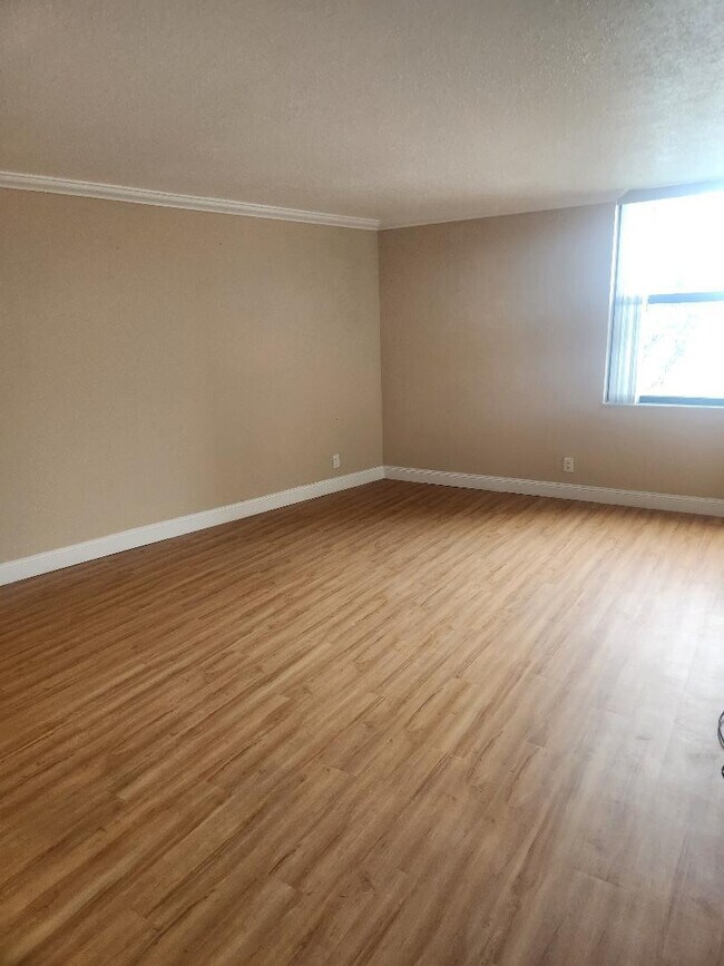 Building Photo - 114 Lake Emerald Dr