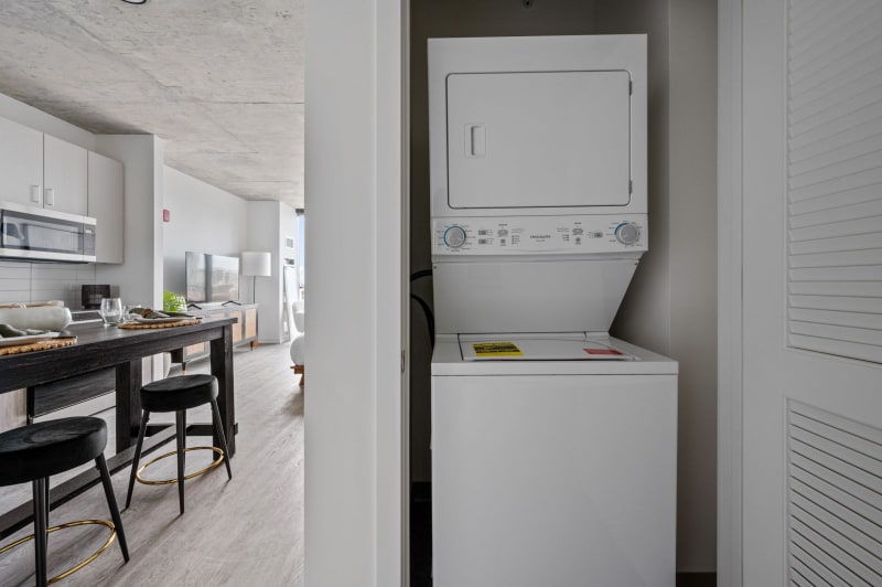 Building Photo - 811 N Cambridge Ave