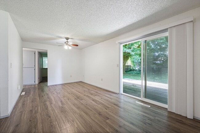 Building Photo - Move in ready now! 3 bedroom rambler in NE...