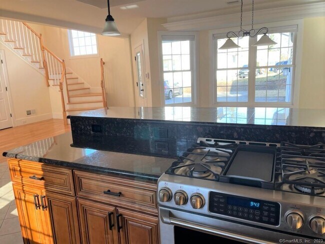 Building Photo - 462 Main St