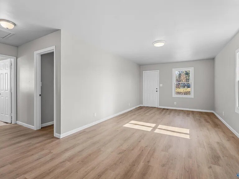 Building Photo - 5624 NW Oakwood Rd