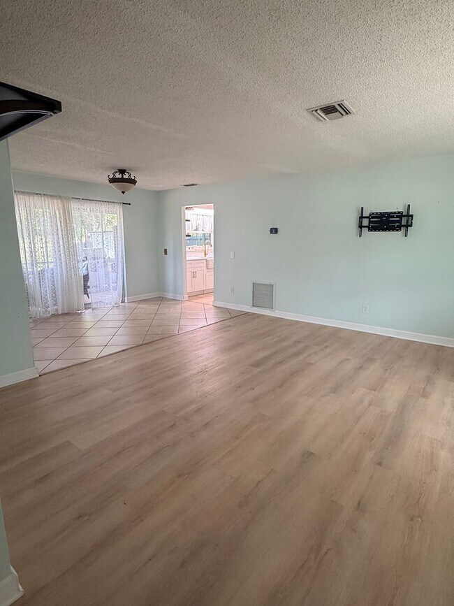 Building Photo - Beautifully Remodeled Lake Front Solar home. Call Sheila Campbell 407-687-7900