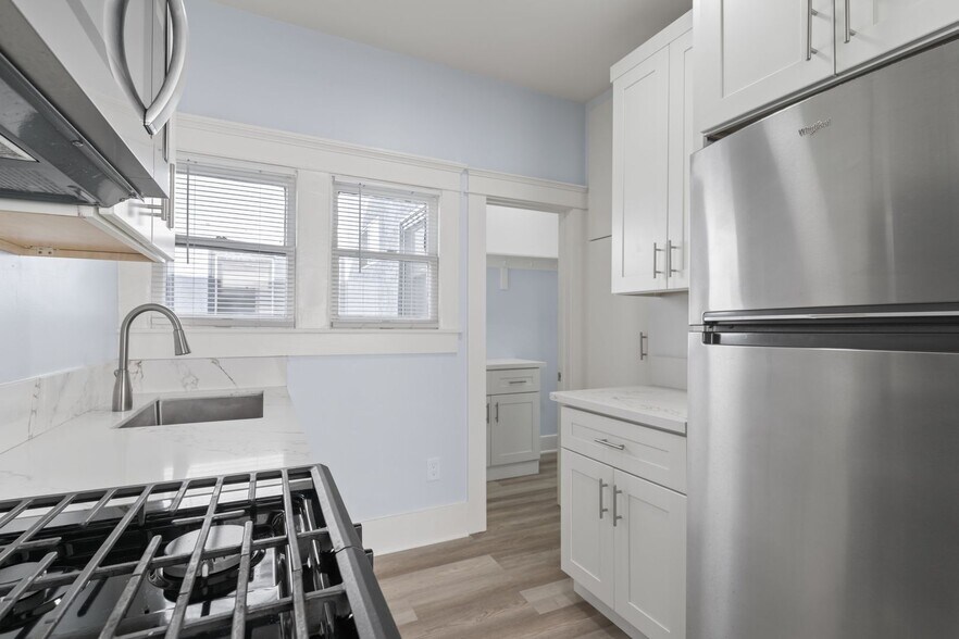 Building Photo - 1049 E 5th St