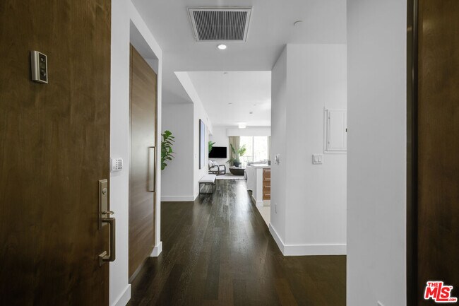 Building Photo - 855 Croft Ave