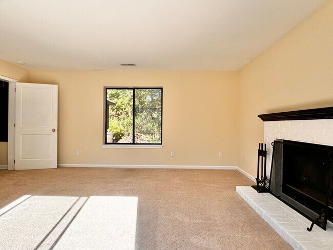 Building Photo - Close to UVA & Downtown-Don't miss this Mi...