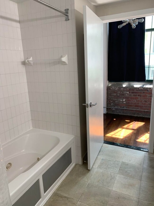 Building Photo - 1 Bedroom Apartment in Callowhill Neighbor...