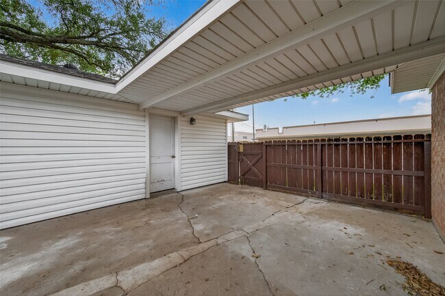 Building Photo - 5615 Beechnut St