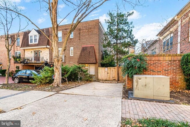 Building Photo - 1527 N Colonial Terrace