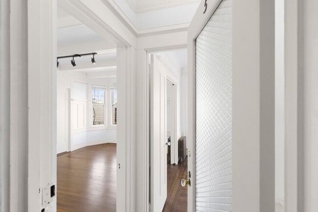 Building Photo - 1960 Pierce St