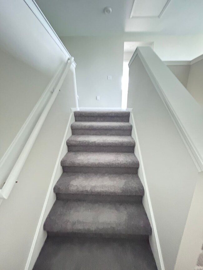 Building Photo - Beautiful 5 Bed 3 Bath in the desired Bannon Lakes Communiity